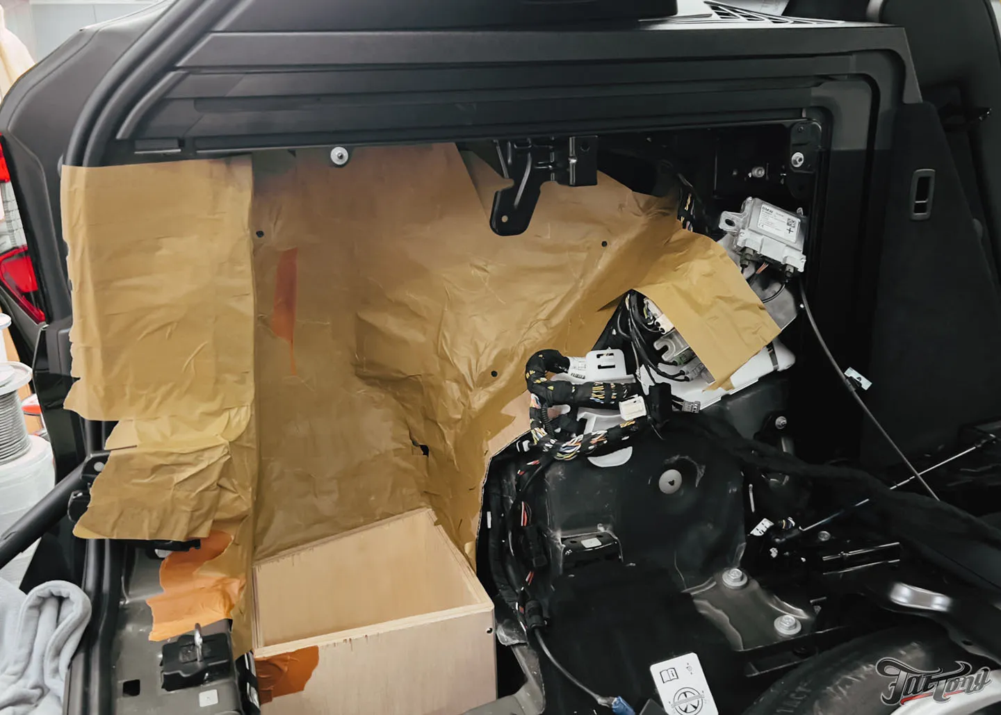 Установка сабвуферного звена и доработка акустической системы на BMW X5 M Competition